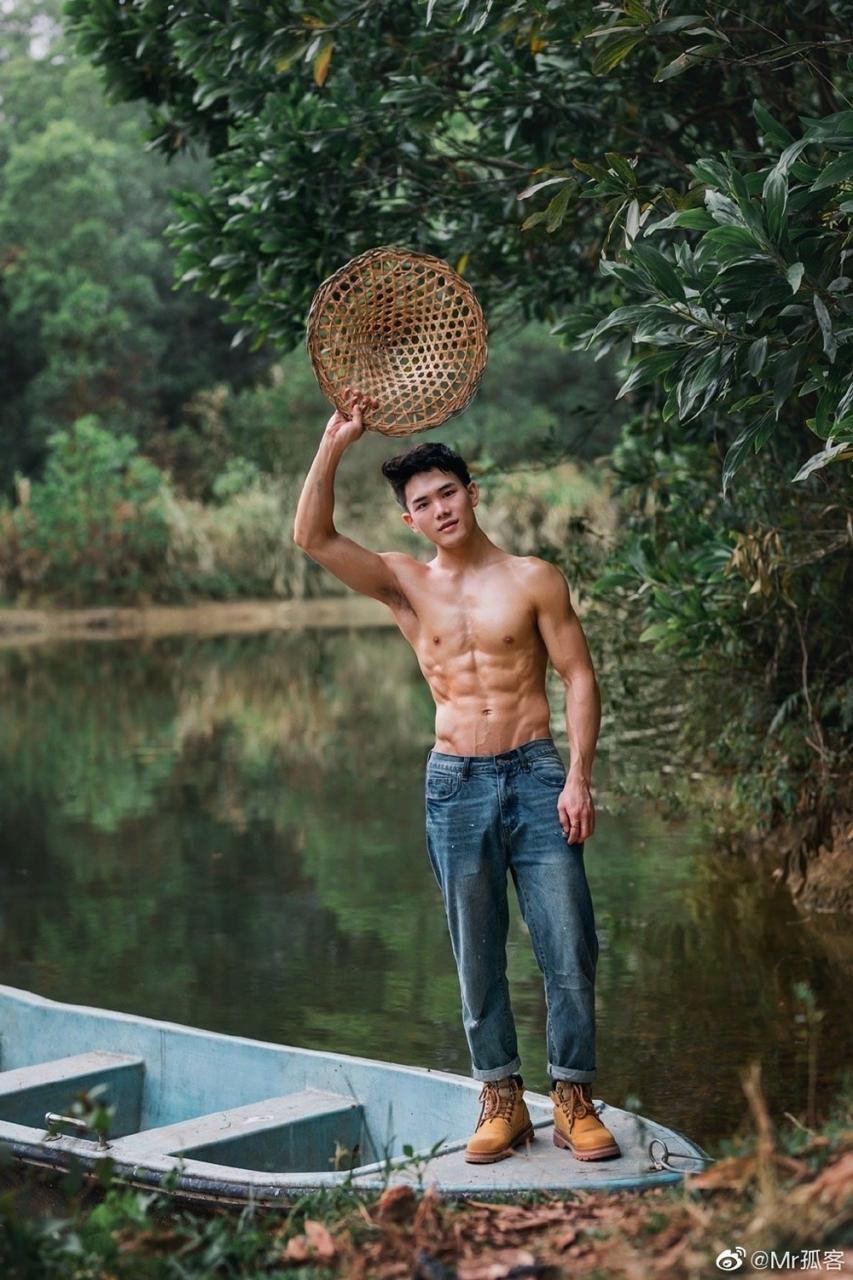 中国肌肉男模雁鸣湖畔拍摄的写真照片