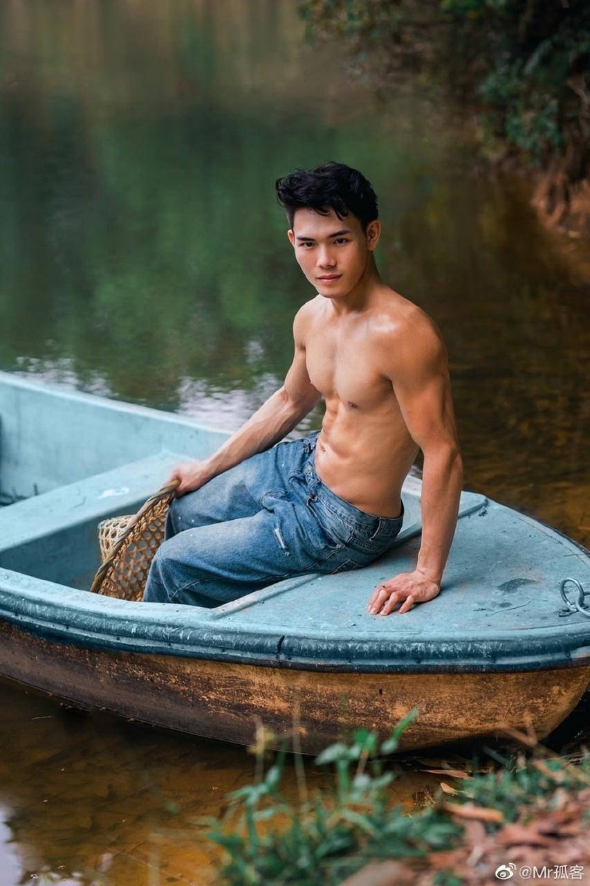 中国肌肉男模雁鸣湖畔拍摄的写真照片