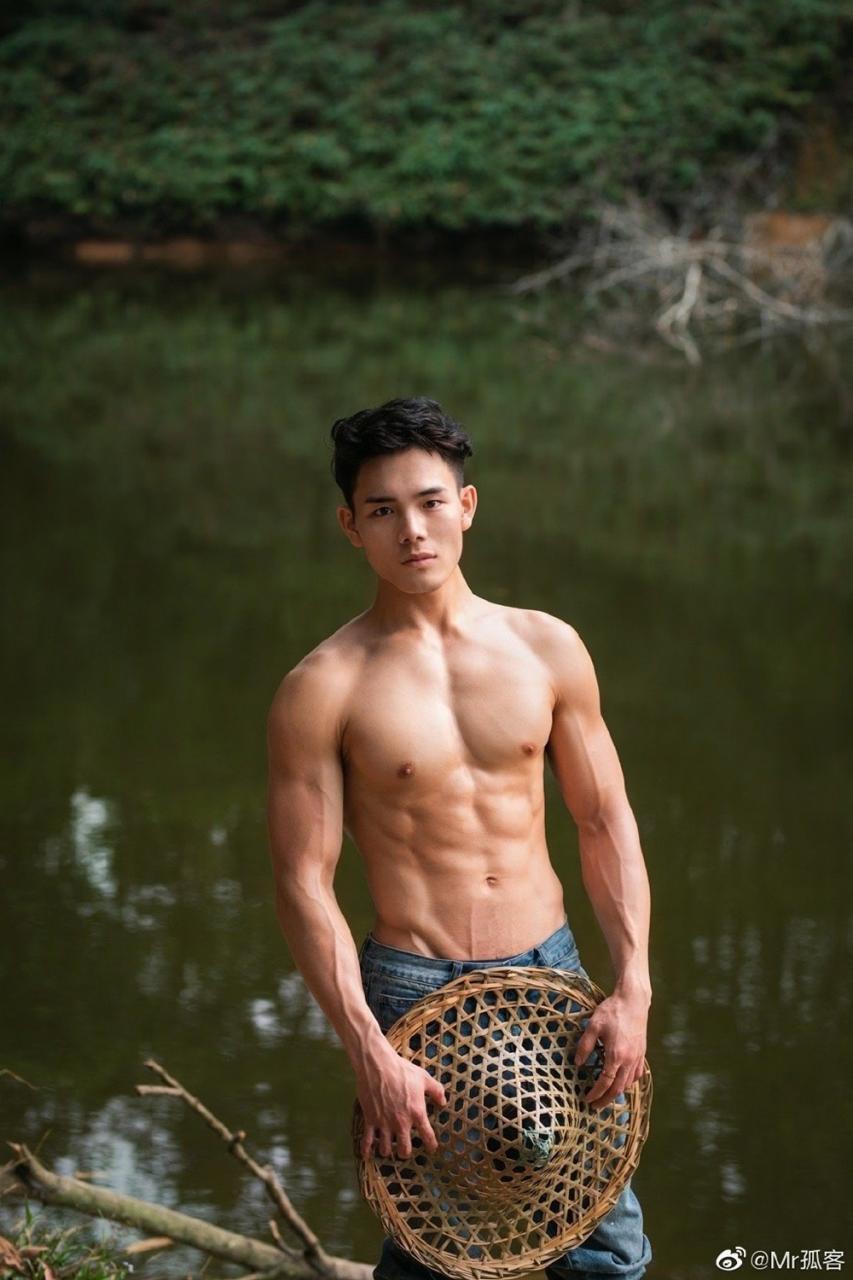 中国肌肉男模雁鸣湖畔拍摄的写真照片