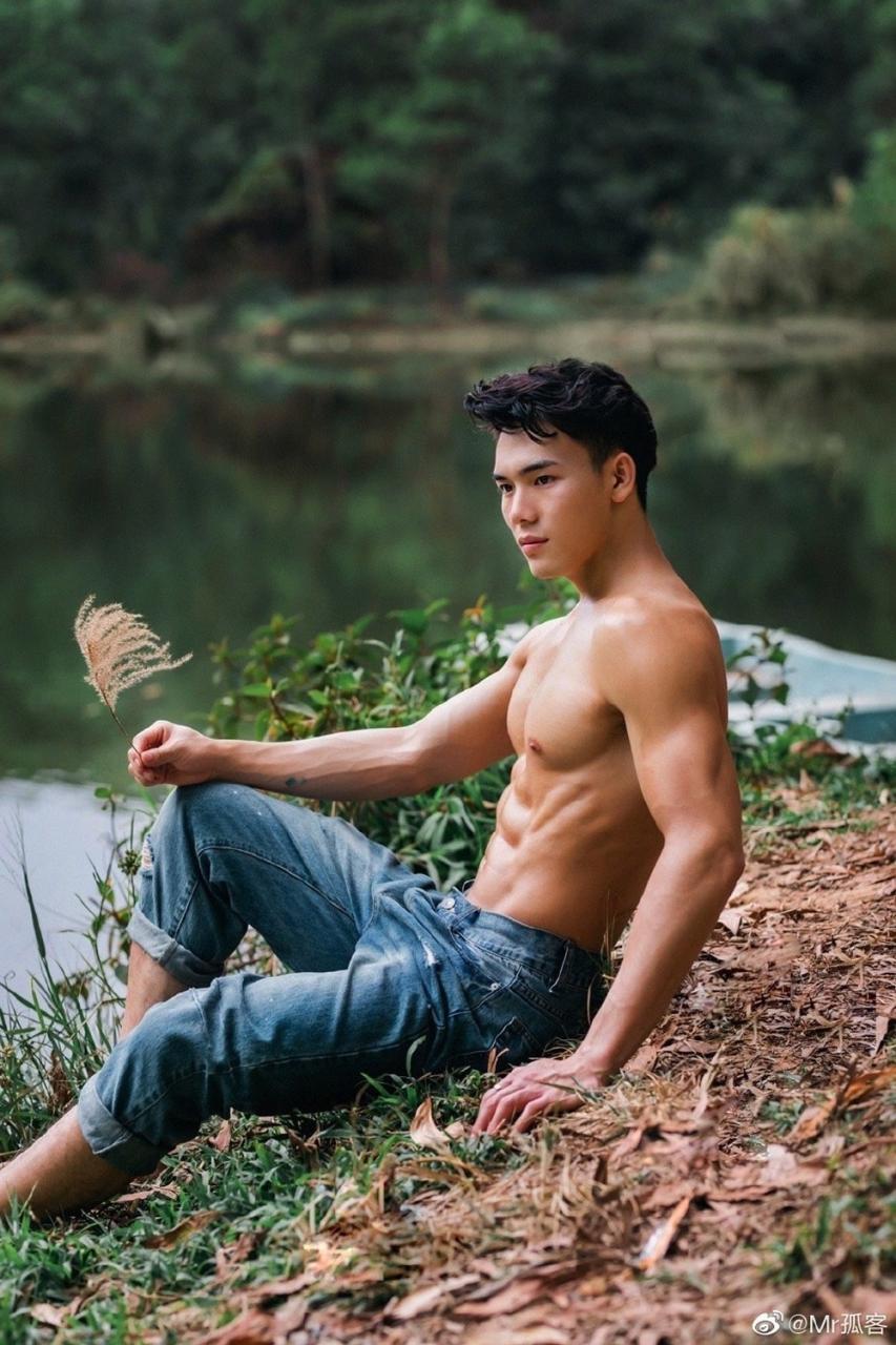 中国肌肉男模雁鸣湖畔拍摄的写真照片