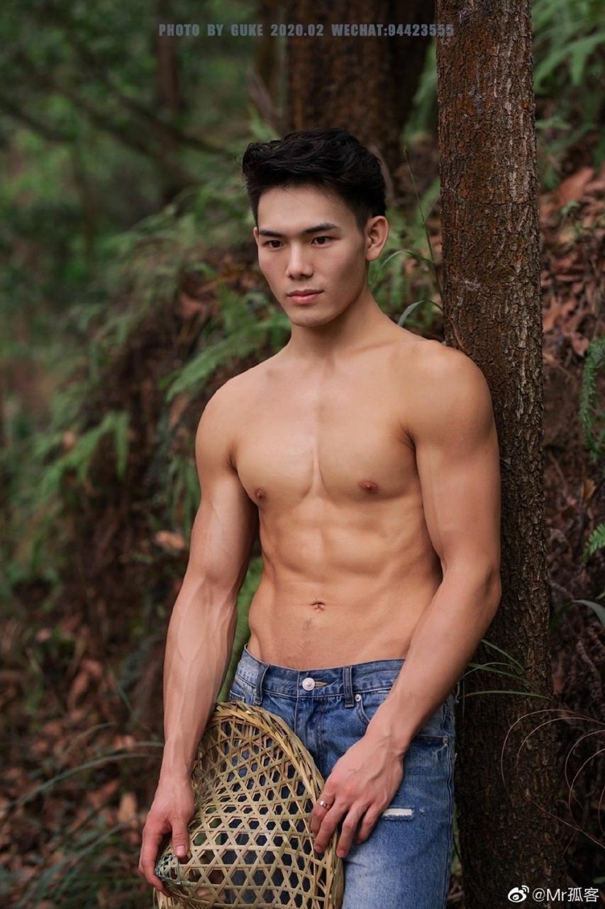 中国肌肉男模雁鸣湖畔拍摄的写真照片