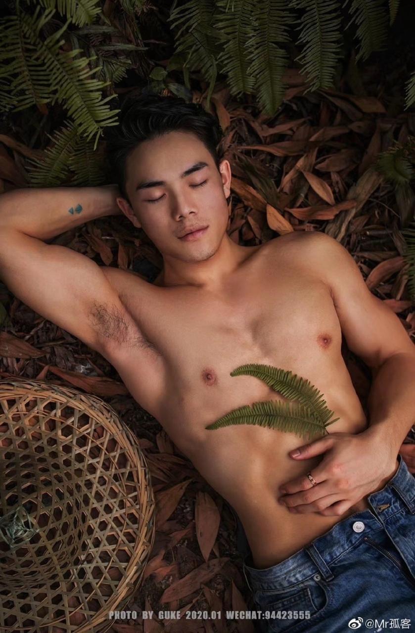 中国肌肉男模雁鸣湖畔拍摄的写真照片