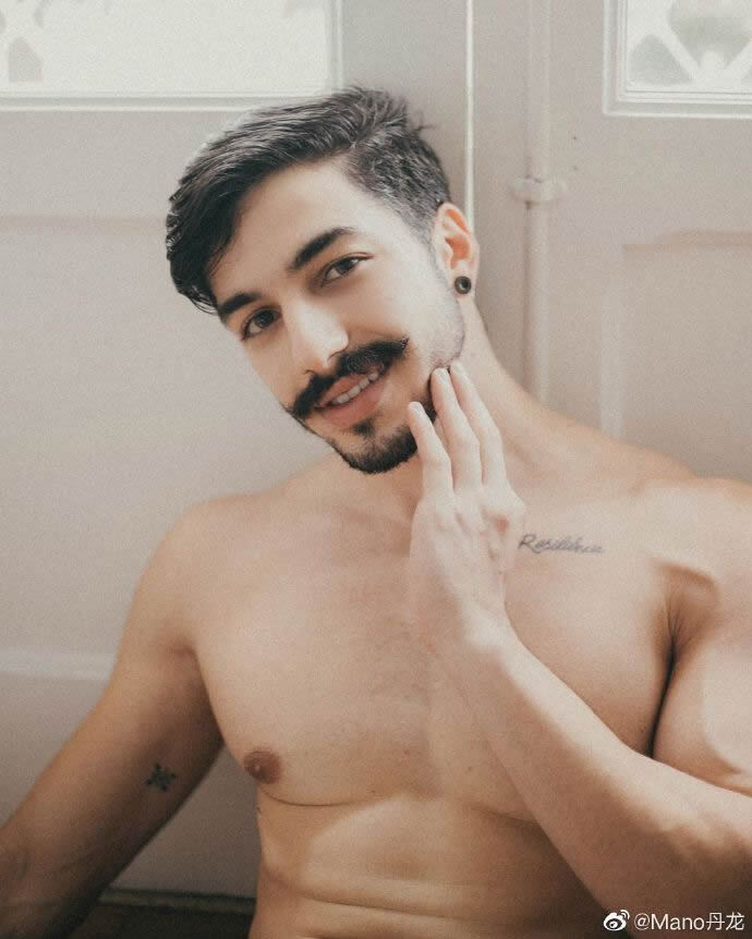 复古小胡子肌肉男模Gabriel Castro-大壹博客