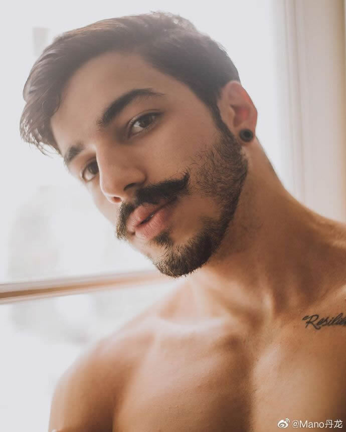 复古小胡子肌肉男模Gabriel Castro