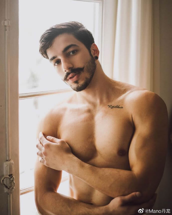 复古小胡子肌肉男模Gabriel Castro
