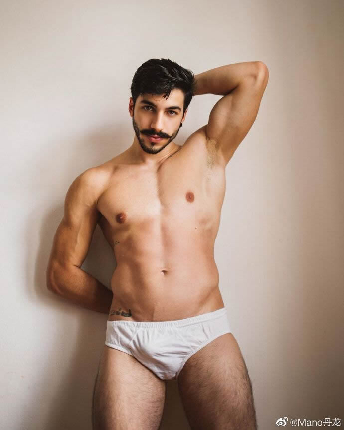 复古小胡子肌肉男模Gabriel Castro