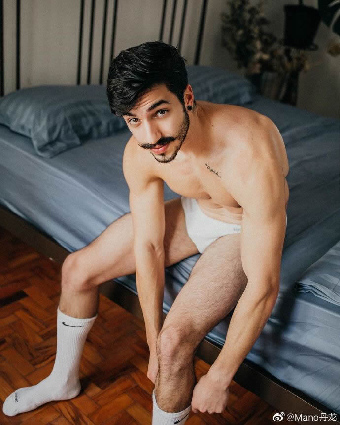 复古小胡子肌肉男模Gabriel Castro