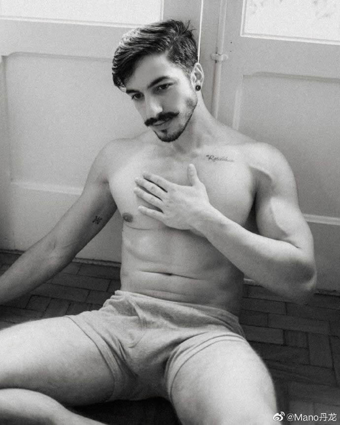 复古小胡子肌肉男模Gabriel Castro