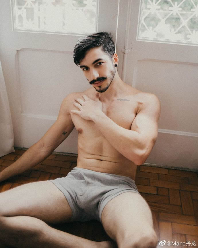 复古小胡子肌肉男模Gabriel Castro