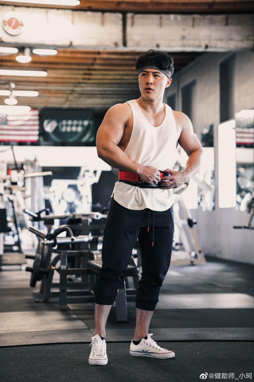 中国肌肉帅哥健助师小珂留学生肌肉男