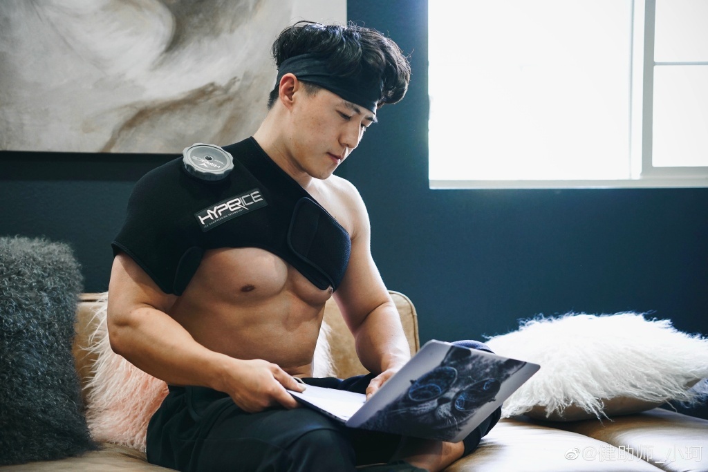 中国肌肉帅哥健助师小珂留学生肌肉男