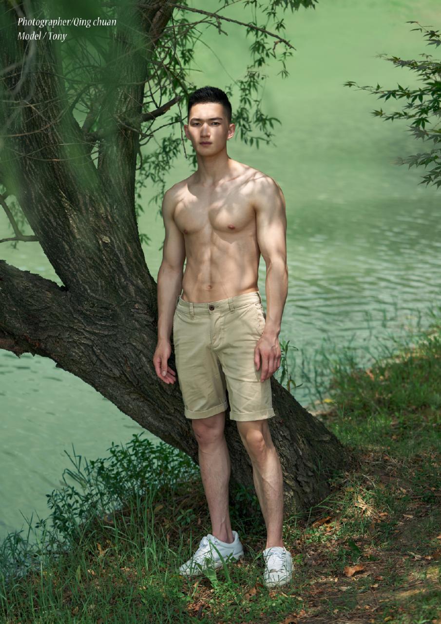 国产肌肉帅哥小鲜肉夏天湖边写真
