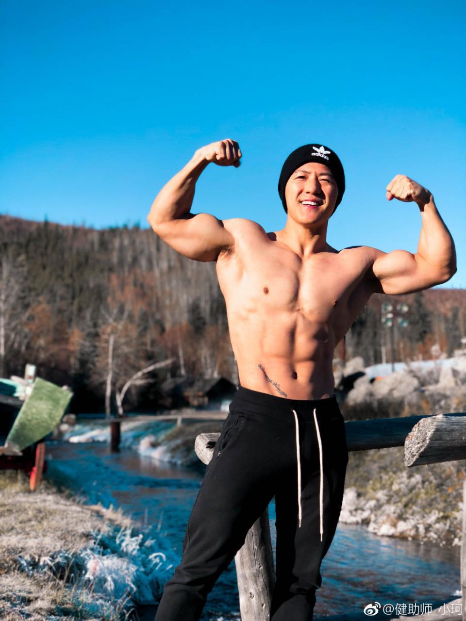 中国肌肉帅哥健助师小珂留学生肌肉男