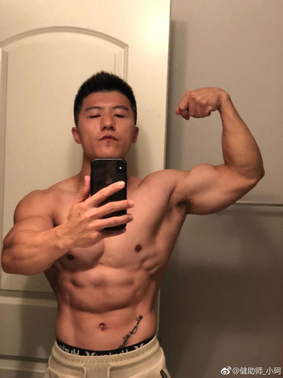 中国肌肉帅哥健助师小珂留学生肌肉男