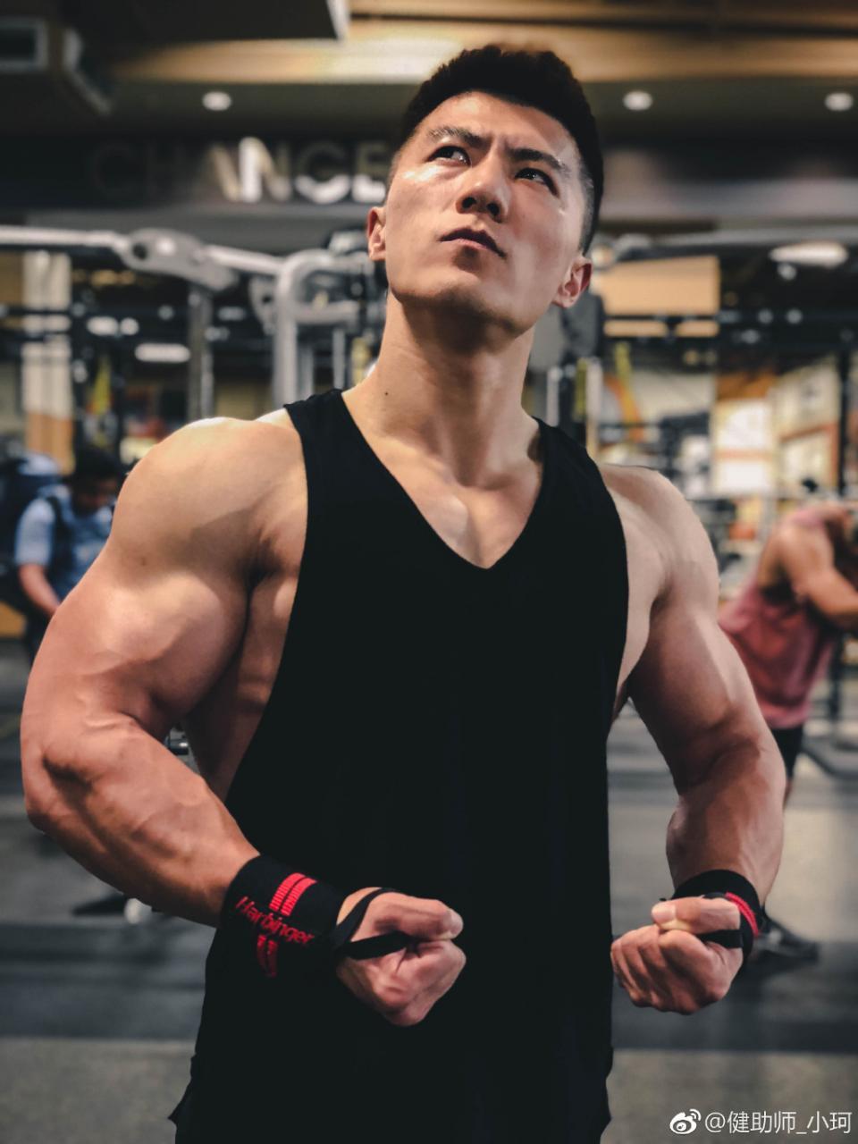 中国肌肉帅哥健助师小珂留学生肌肉男