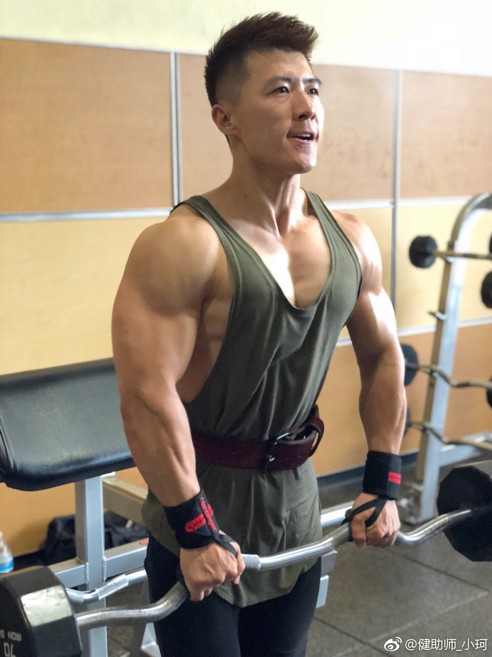 中国肌肉帅哥健助师小珂留学生肌肉男