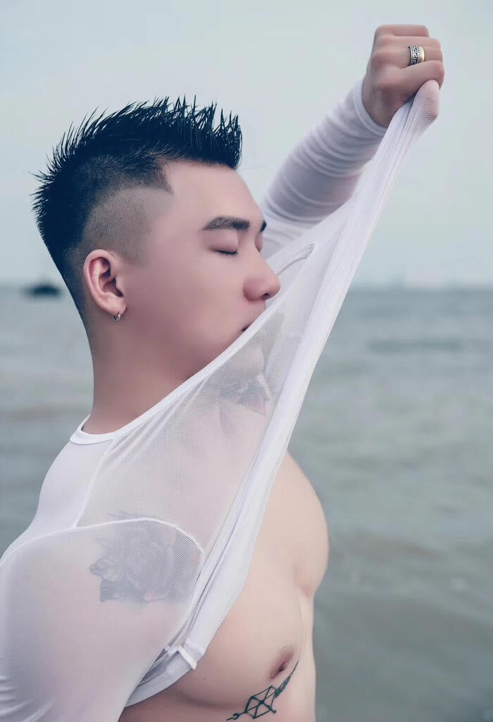 中国阳光帅气的纹身肌肉小狼狗