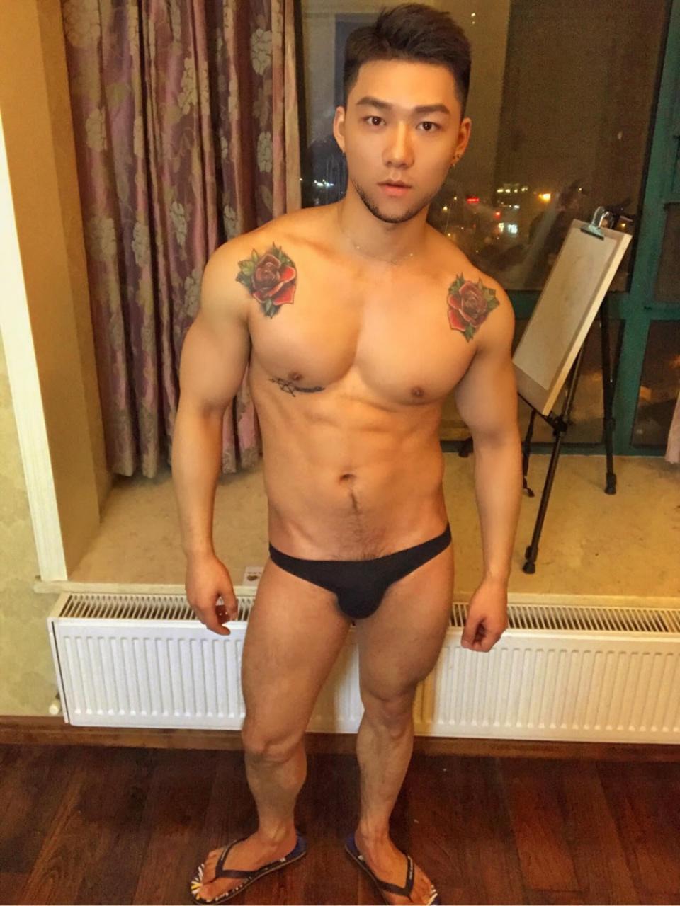 中国阳光帅气的纹身肌肉小狼狗