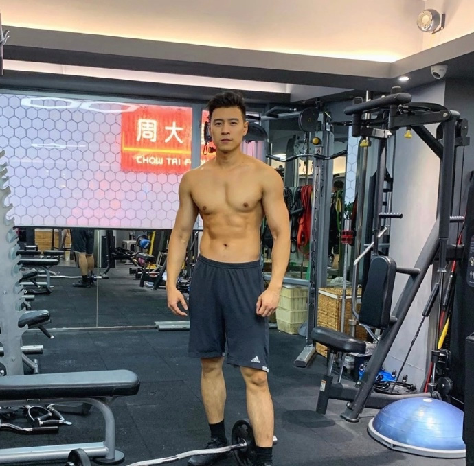 正装健身肌肉教练 中国肌肉熟男西装帅哥