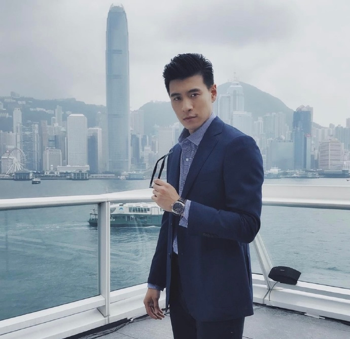 正装健身肌肉教练 中国肌肉熟男西装帅哥