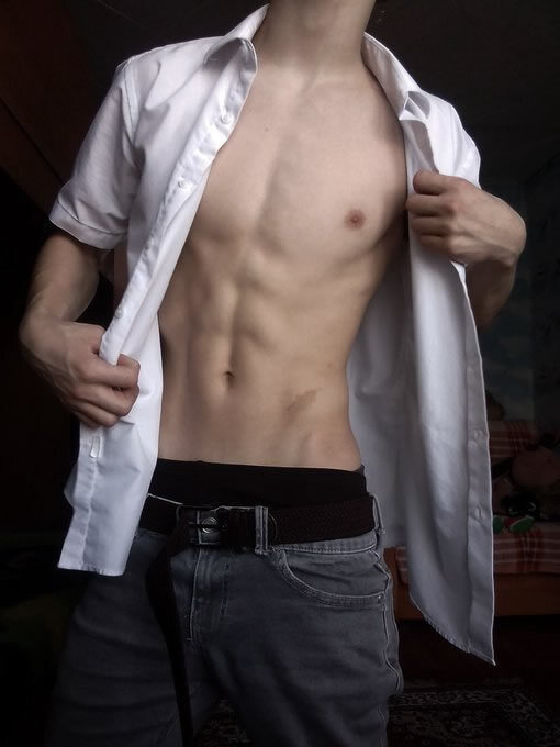 痞帅的小鲜肉撩起衣服 露出精瘦的薄肌