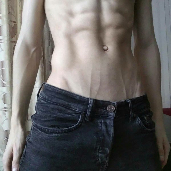 痞帅的小鲜肉撩起衣服 露出精瘦的薄肌