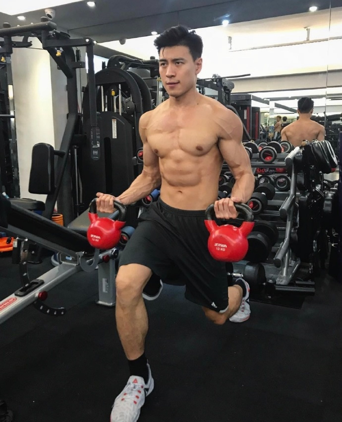 正装健身肌肉教练 中国肌肉熟男西装帅哥