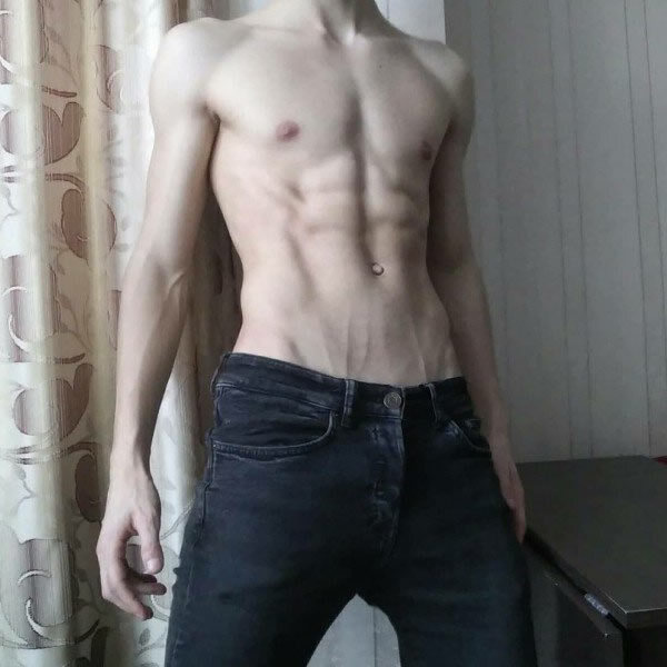 痞帅的小鲜肉撩起衣服 露出精瘦的薄肌