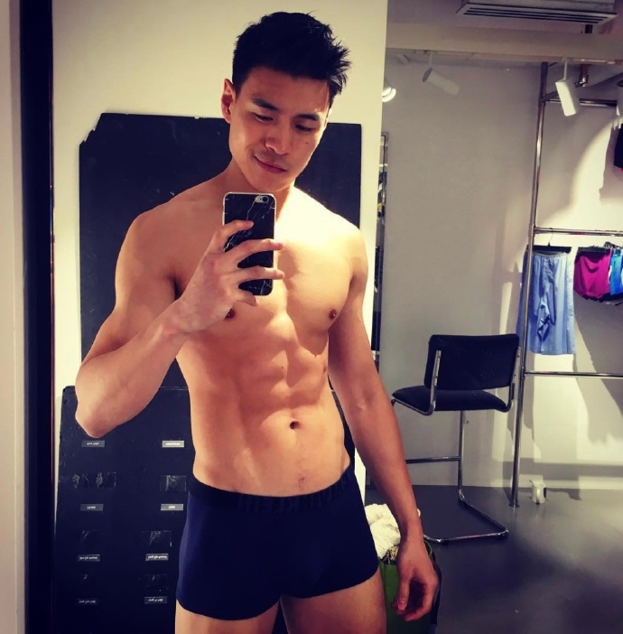 正装健身肌肉教练 中国肌肉熟男西装帅哥