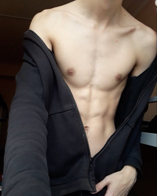 痞帅的小鲜肉撩起衣服 露出精瘦的薄肌
