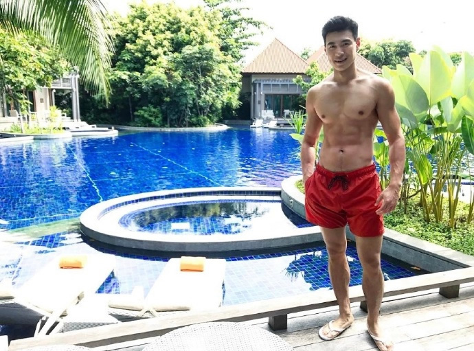 正装健身肌肉教练 中国肌肉熟男西装帅哥