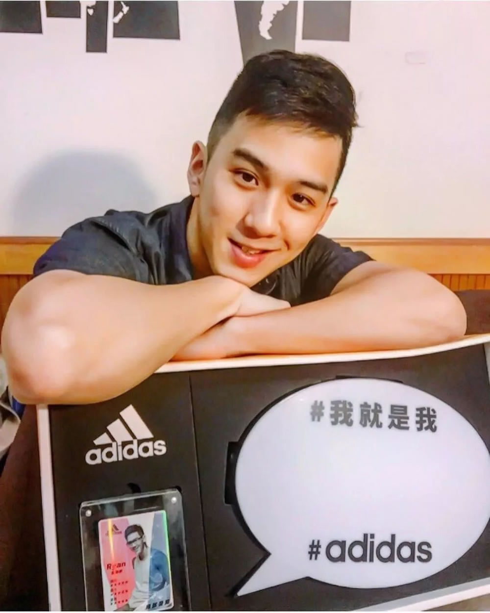 在澳洲寿司店工作的亚裔帅哥肌肉男-大壹博客