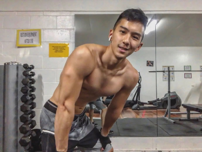 在澳洲寿司店工作的亚裔帅哥肌肉男