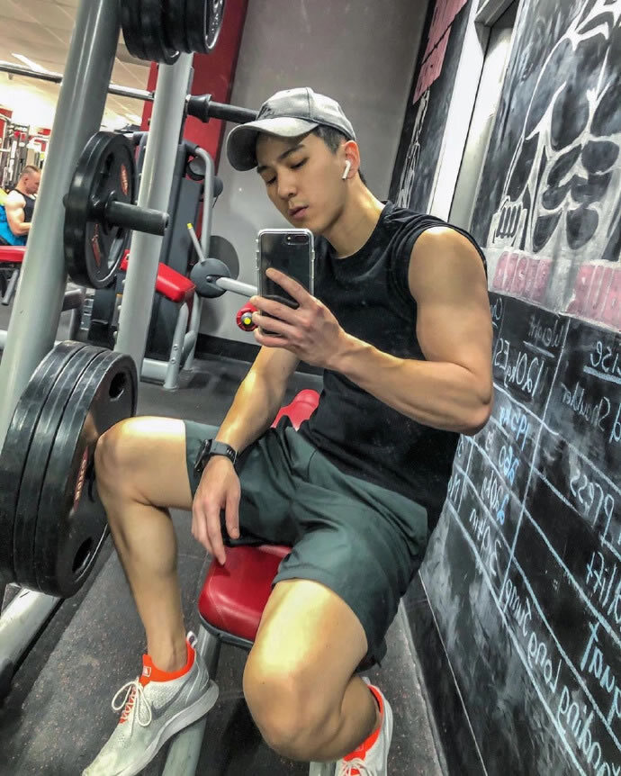 在澳洲寿司店工作的亚裔帅哥肌肉男