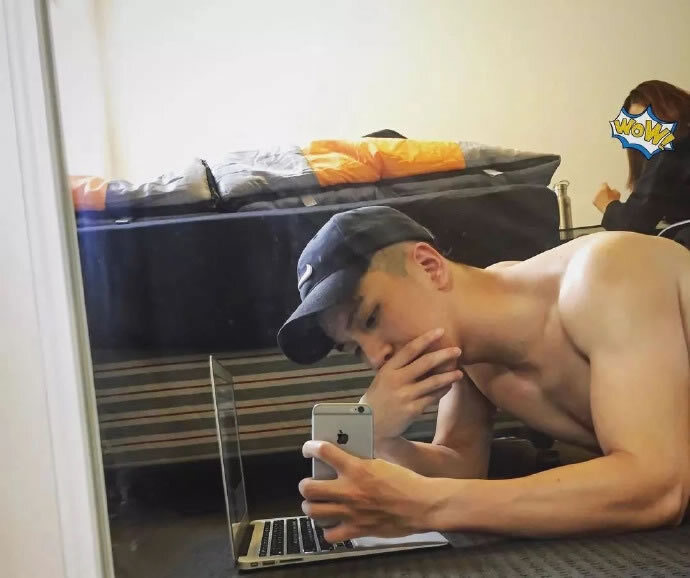 在澳洲寿司店工作的亚裔帅哥肌肉男