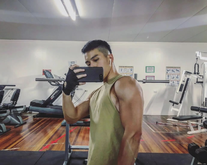 在澳洲寿司店工作的亚裔帅哥肌肉男