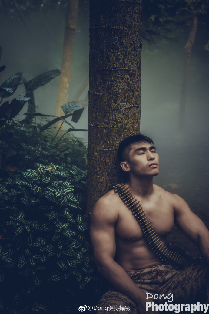 中国肌肉男模摄影迷雾丛林 肌肉帅哥小鲜肉-大壹博客