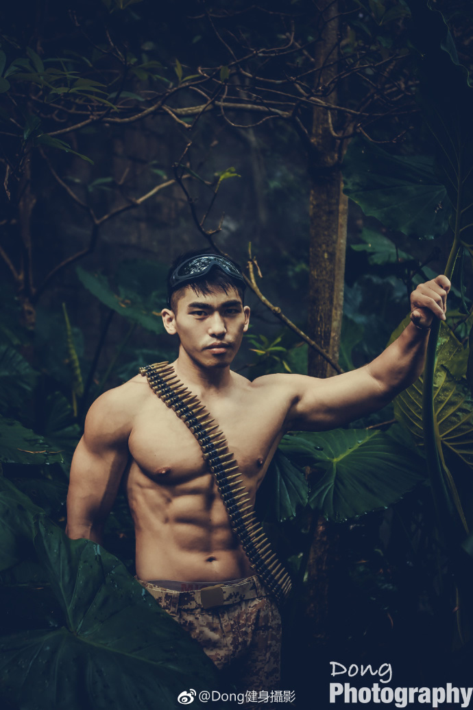 中国肌肉男模摄影迷雾丛林 肌肉帅哥小鲜肉