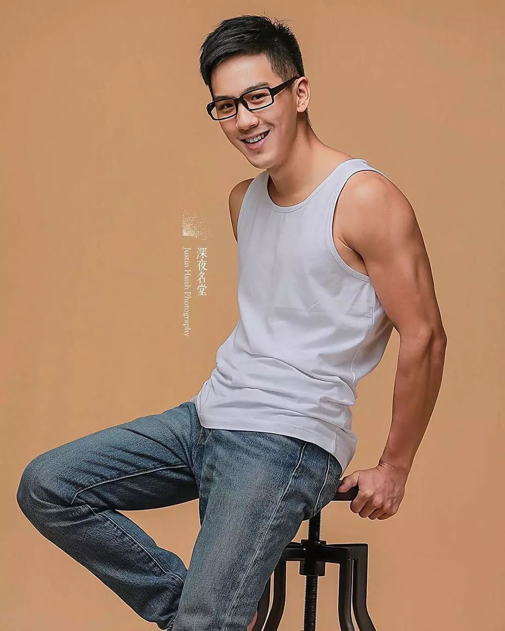 在澳洲寿司店工作的亚裔帅哥肌肉男