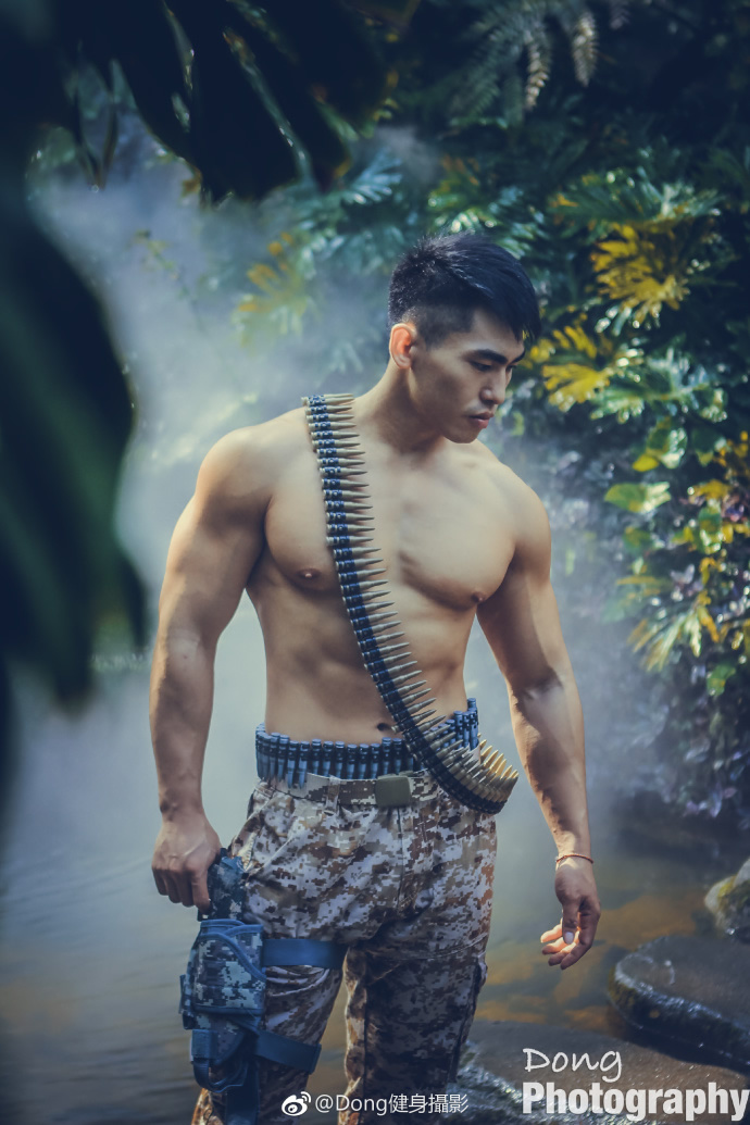 中国肌肉男模摄影迷雾丛林 肌肉帅哥小鲜肉