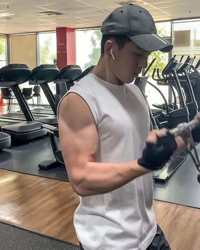 在澳洲寿司店工作的亚裔帅哥肌肉男