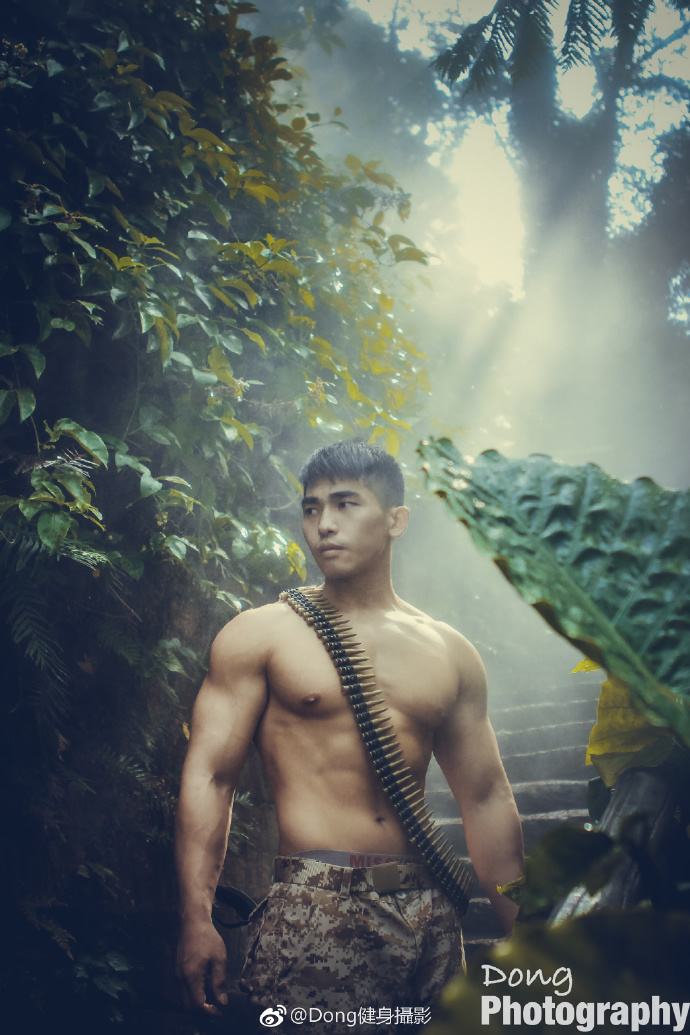 中国肌肉男模摄影迷雾丛林 肌肉帅哥小鲜肉