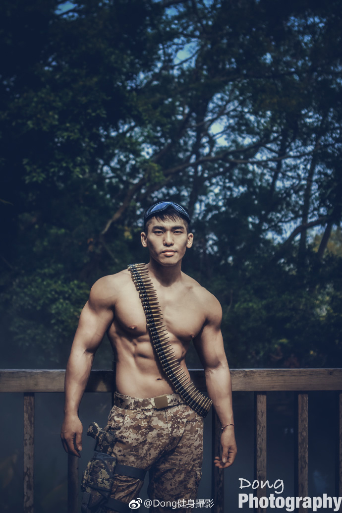 中国肌肉男模摄影迷雾丛林 肌肉帅哥小鲜肉