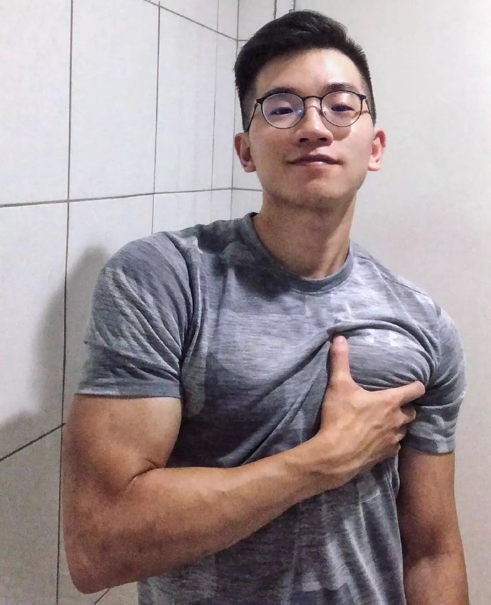 戴眼镜的肌肉帅哥
