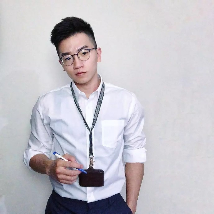 戴眼镜的肌肉帅哥