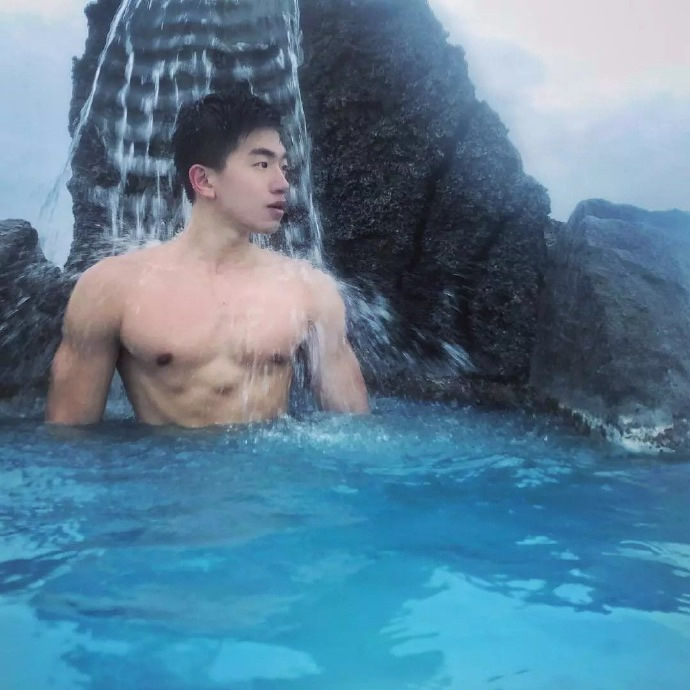 戴眼镜的肌肉帅哥