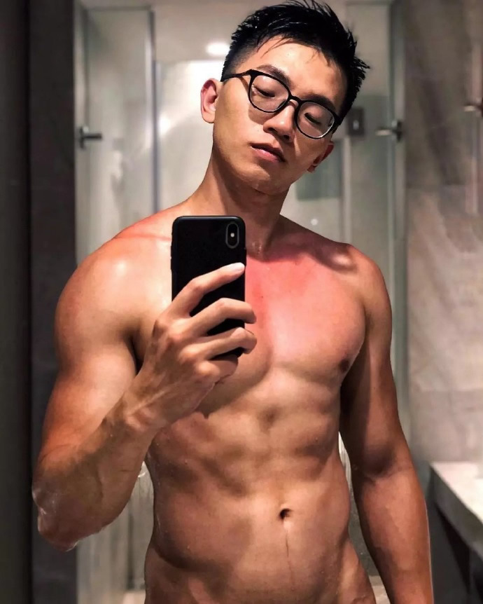 戴眼镜的肌肉帅哥