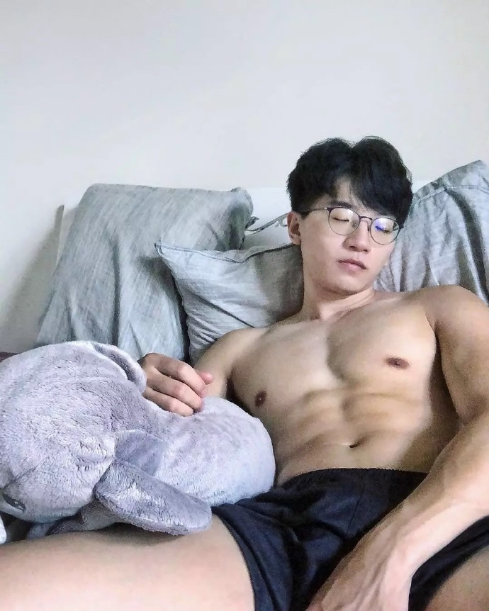 戴眼镜的肌肉帅哥