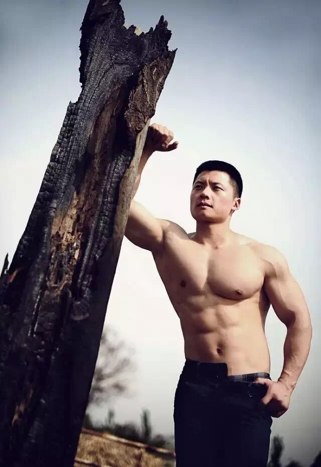 玉米地里的成熟小叔 中国肌肉男帅哥