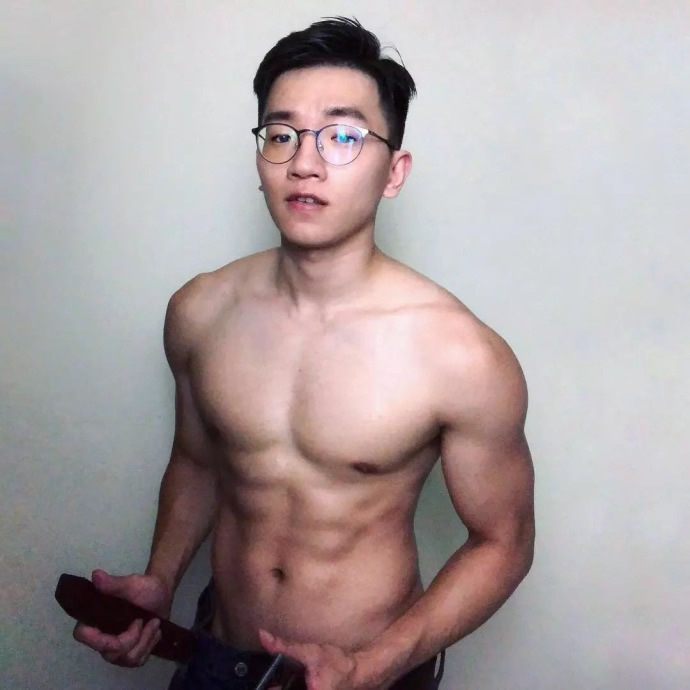 戴眼镜的肌肉帅哥